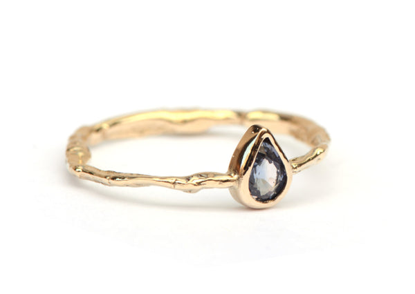 Delicate ring met blauwgrijze druppelsaffier