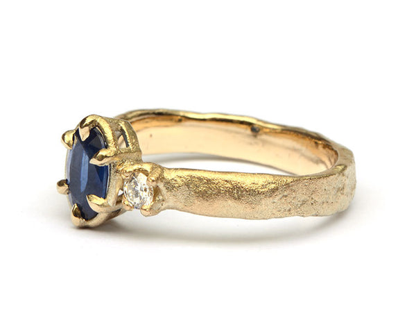 Ring met ovale saffier en diamant