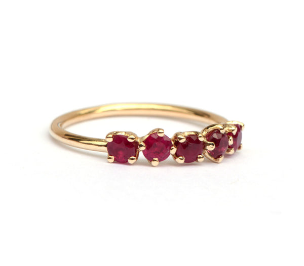 Ring met 5 robijnen