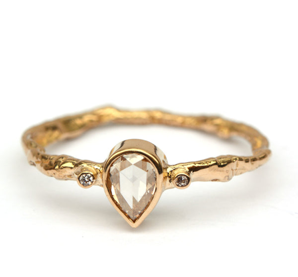 Organische ring met druppelvormige diamant