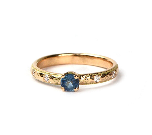 Roodgouden ring met saffier