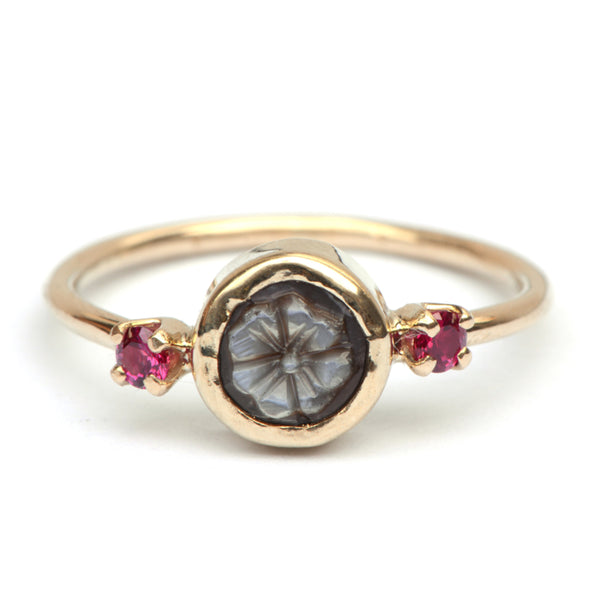 Ring met bloemcamee en robijnen