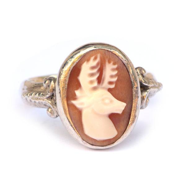 Ring met hertcamee en ornamentjes