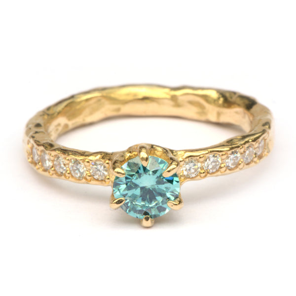 Grillige chatonring met ocean blue diamant