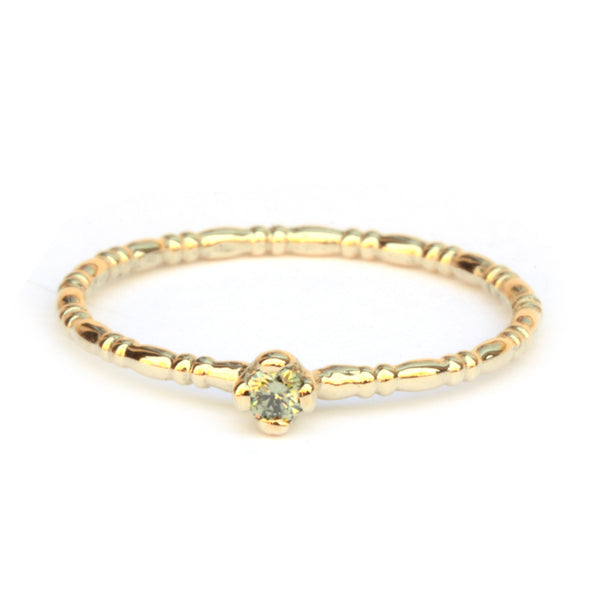 Noa ring in geelgoud met een lichtgroene diamant