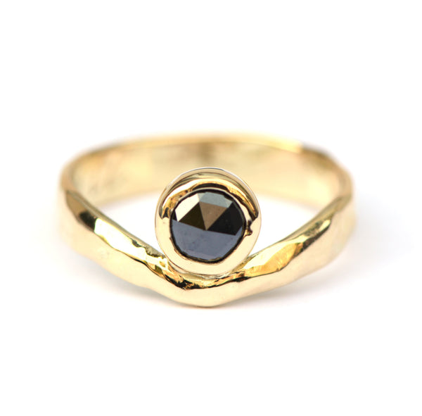 Ring met zwarte diamant gemaakt van erfstuk