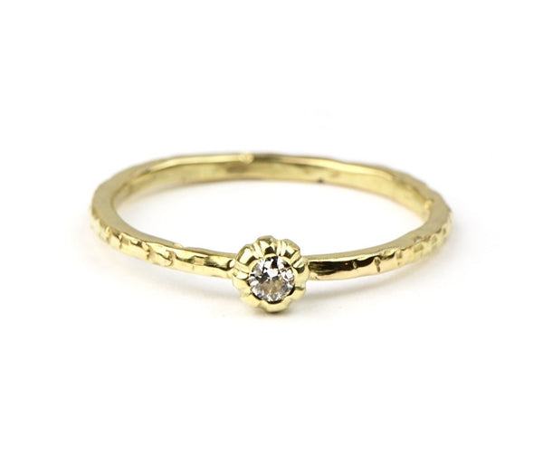 Ring met diamant in bloemzetting