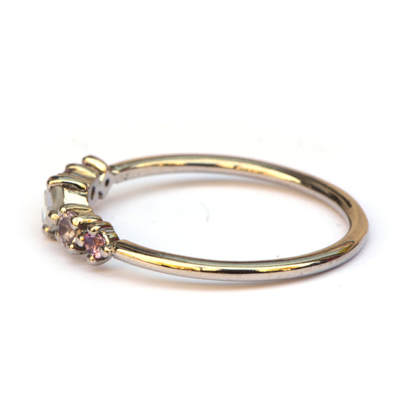 Witgouden ring met roze edelstenen en diamant