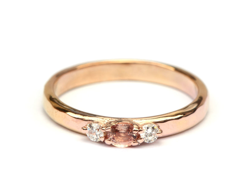 Ring van 14krt rosegoud met roze saffier en diamant