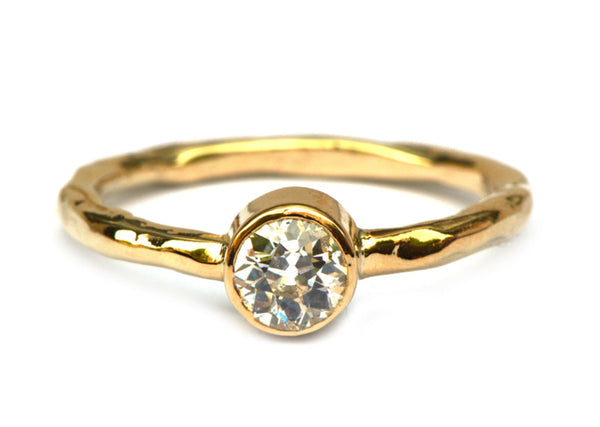 Ring met bolsjewiek diamant in gladomzetting