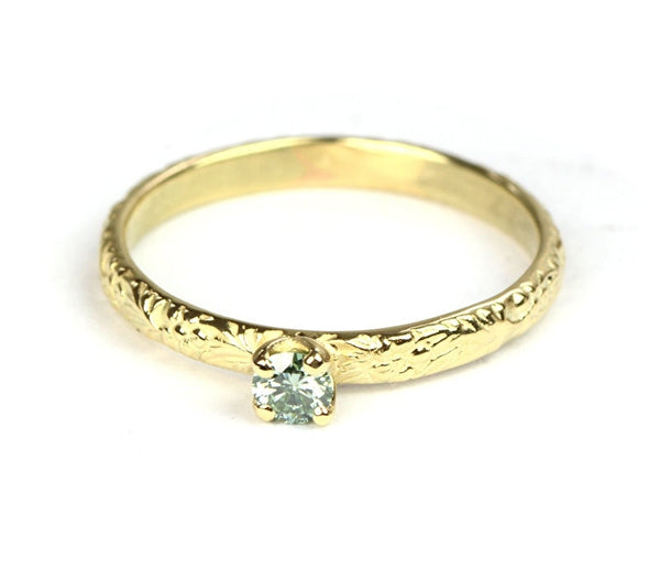 Smalle bloemenring met mintgroene diamant