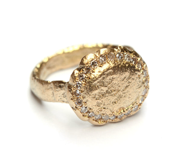 Van oud goud gegoten ring