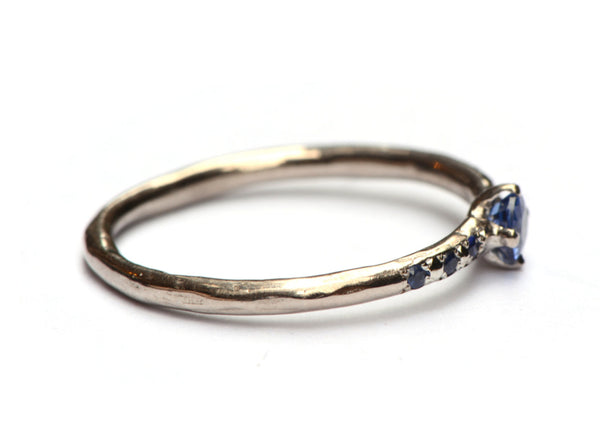 Witgouden ring met saffieren