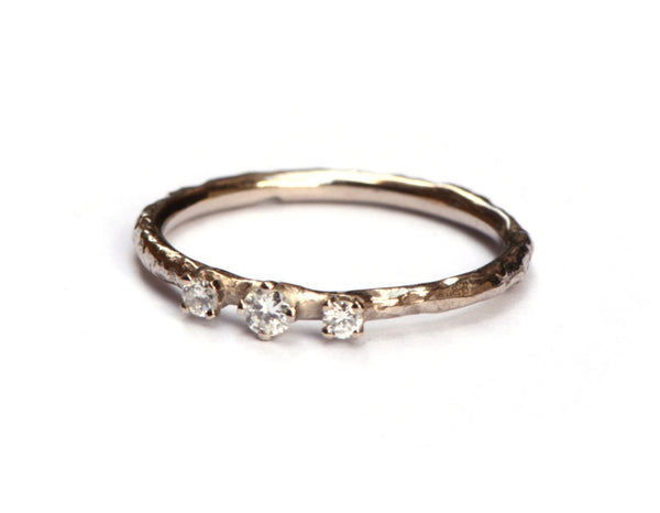 Witgouden structuurring met drie diamantjes