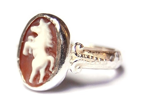 Zilveren ring met kleine paardencamee