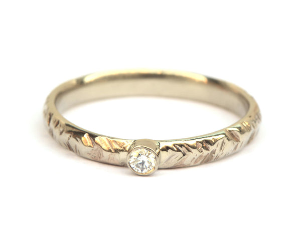 Witgouden ring met v-motief en diamant