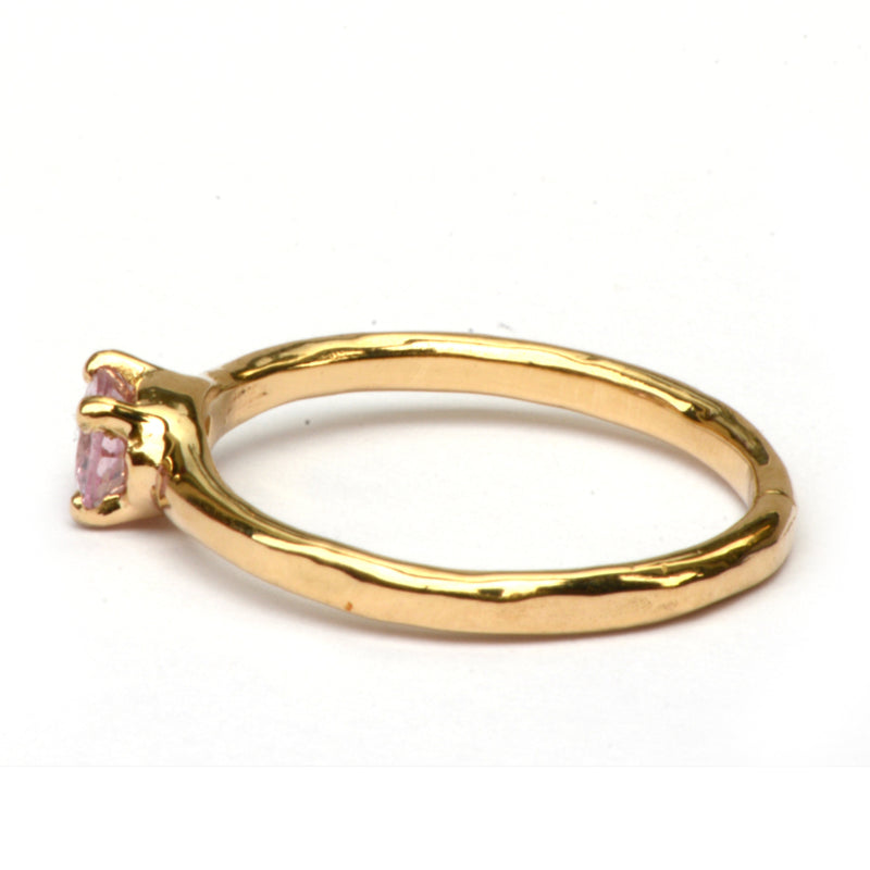 Ring met roze ovale saffier