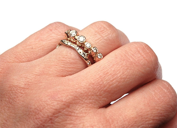 Koraalring van rosegoud met champagne diamant