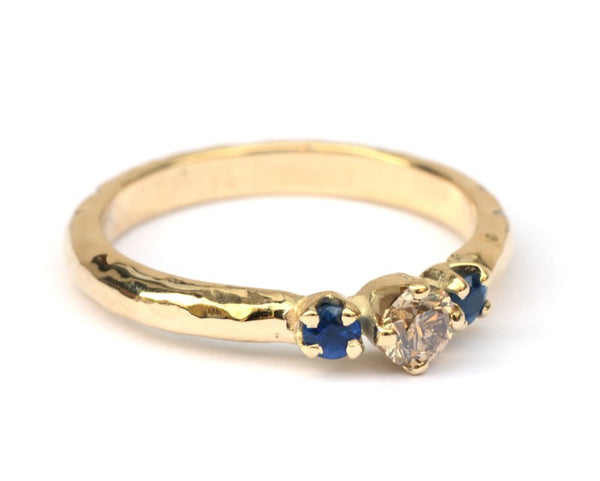 Trouwring met bruine diamant en donkerblauwe saffier
