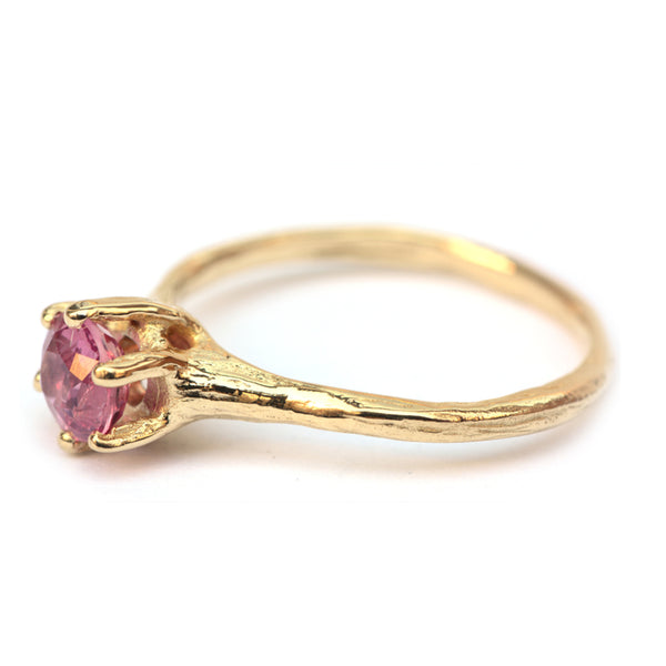 Hazel ring met knalroze saffier
