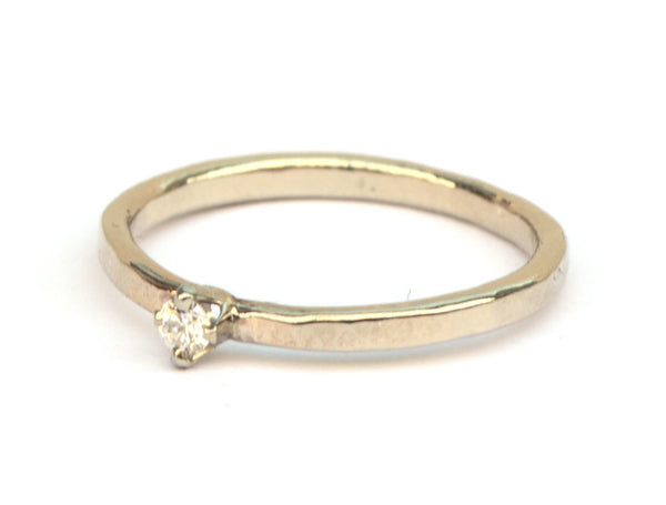 Witgouden gehamerde ring met diamant
