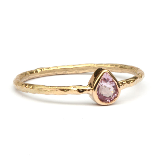 Ring met roze druppelsaffier