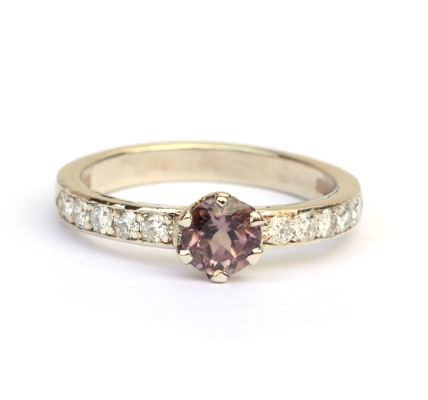 Ring met paarse saffier en diamanten