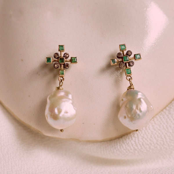 Oorsieraden met smaragd, diamant en parels