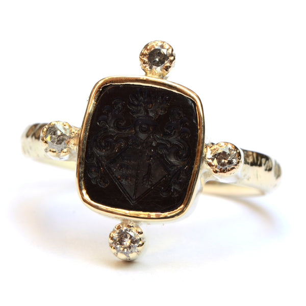 Ring met zegelsteen en diamanten