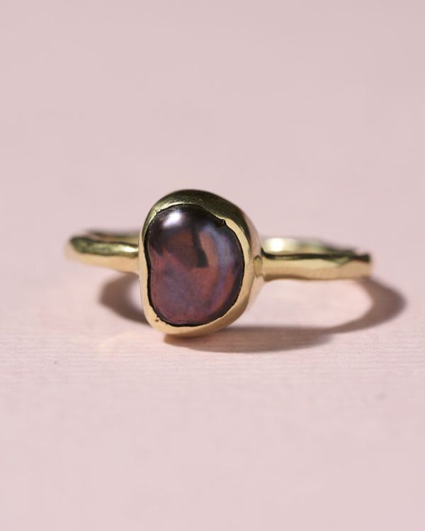 Ring met donkere parel
