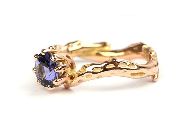 Ring met paarsblauwe spinel