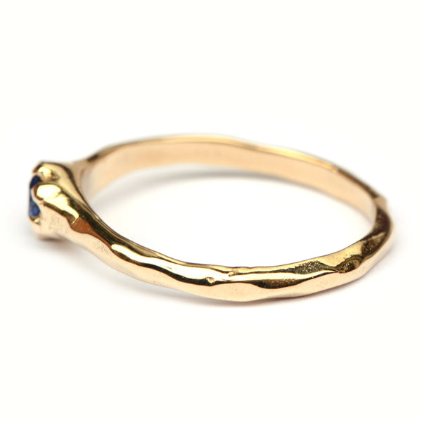 Lilly ring met blauwe saffier