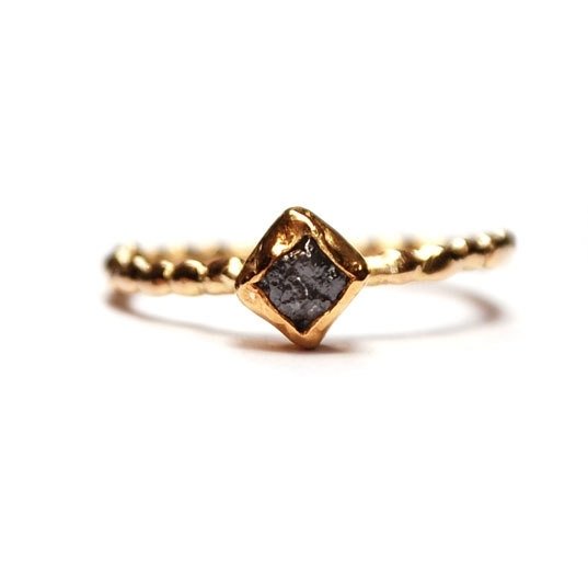 Ring met vierkante ruwe diamant