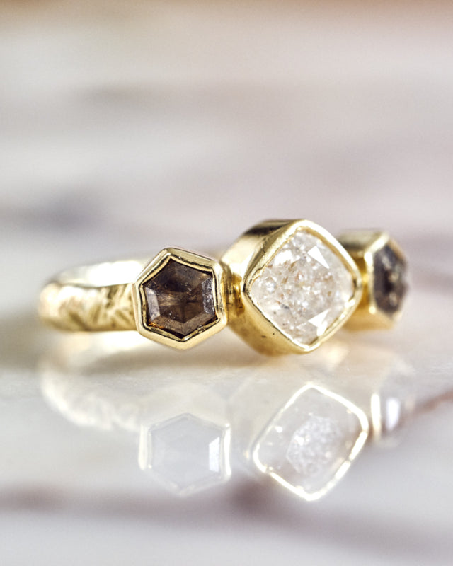 Robuuste ring met drie chunky diamanten