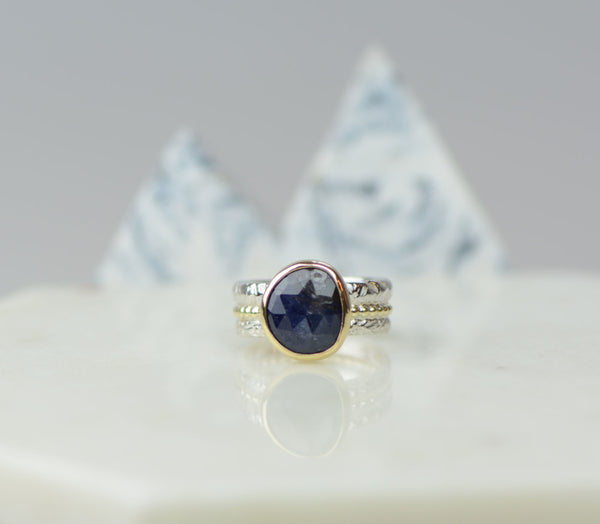 Ring met roos geslepen donkerblauwe saffier