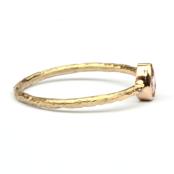 Ring met roze druppelsaffier
