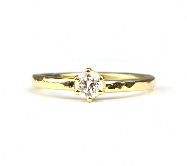 Verlovingsring gehamerd met diamant