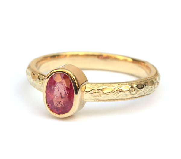 Ring met ovale robijn