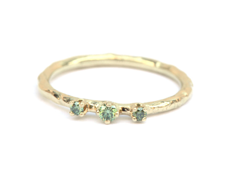 Fijne ring met groene diamantjes