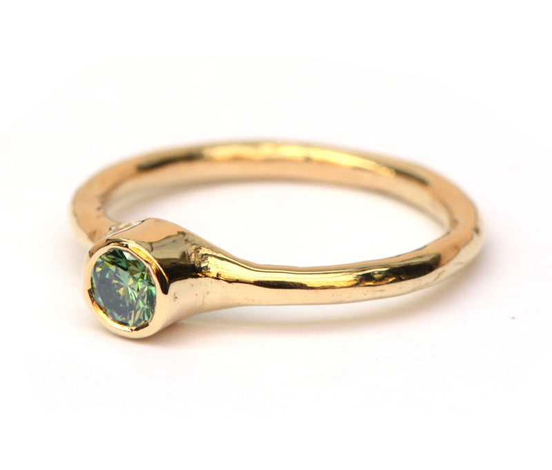 Casual chique ring met treated green diamant