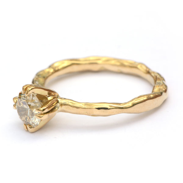 Grillige ring met grote fancy diamant