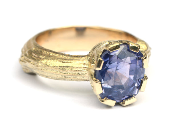 Ring met grote saffier