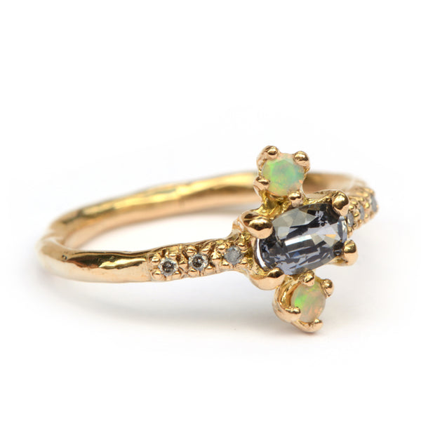 Ring met spinel, opaal en salt & pepper diamanten