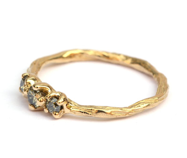 Twiggy ring met drie natural light green diamanten