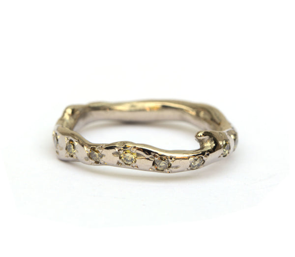 Koraalring in palladiumwitgoud met olive green diamanten
