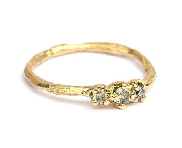 Twiggy ring met drie natural light green diamanten