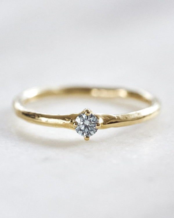Ring met ijsblauwe diamant