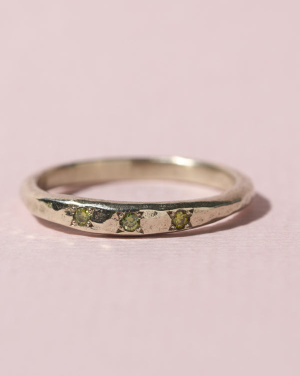 Witgouden ring met drie apple green diamanten