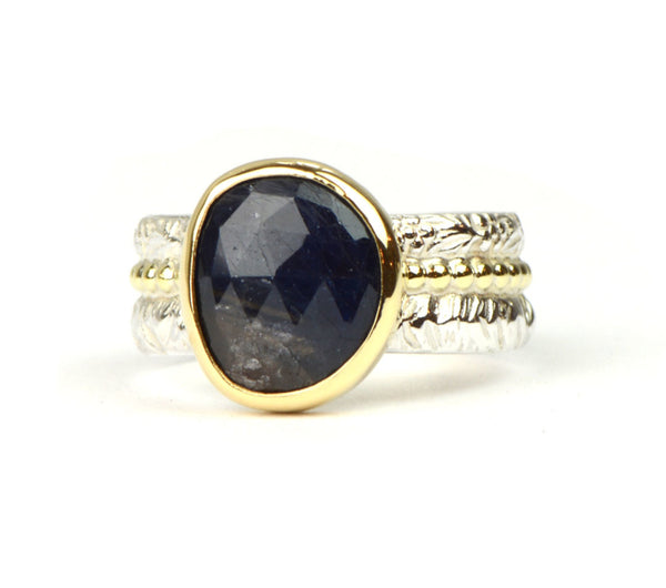 Ring met roos geslepen donkerblauwe saffier
