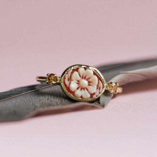 Ring met bloemcamee en cognacdiamanten
